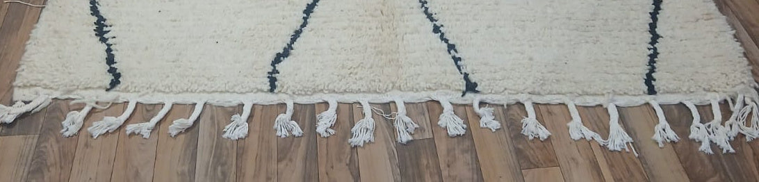 Fringe and edge detail of Cream Vintage Beni Ourain Rug with Asymmetrical Diamonds, 250 × 163 cm.