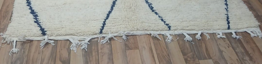 Fringe and edge detail of Cream Vintage Beni Ourain Rug with Open Dark Diamonds, 258 × 160 cm.