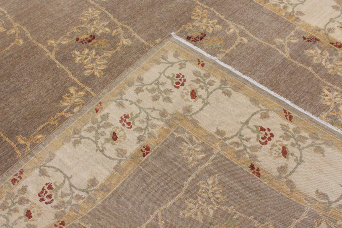 Taupe Ziegler Rug with a Light Border, 304 × 247 cm, view 5.