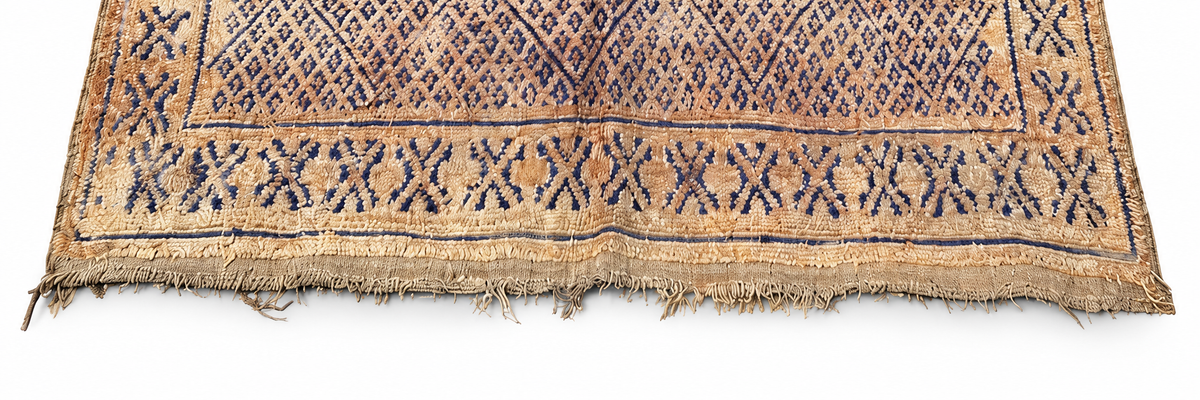 Edge detail of Light Vintage Moroccan Rug with Beige and Gray Pattern, 330 × 200 cm.