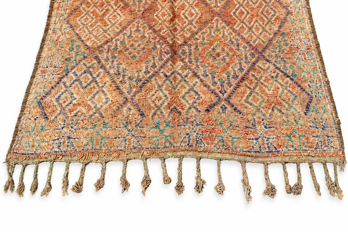 Edge detail of Light Vintage Moroccan Rug with Pink and Gray Diamonds, 340 × 170 cm.