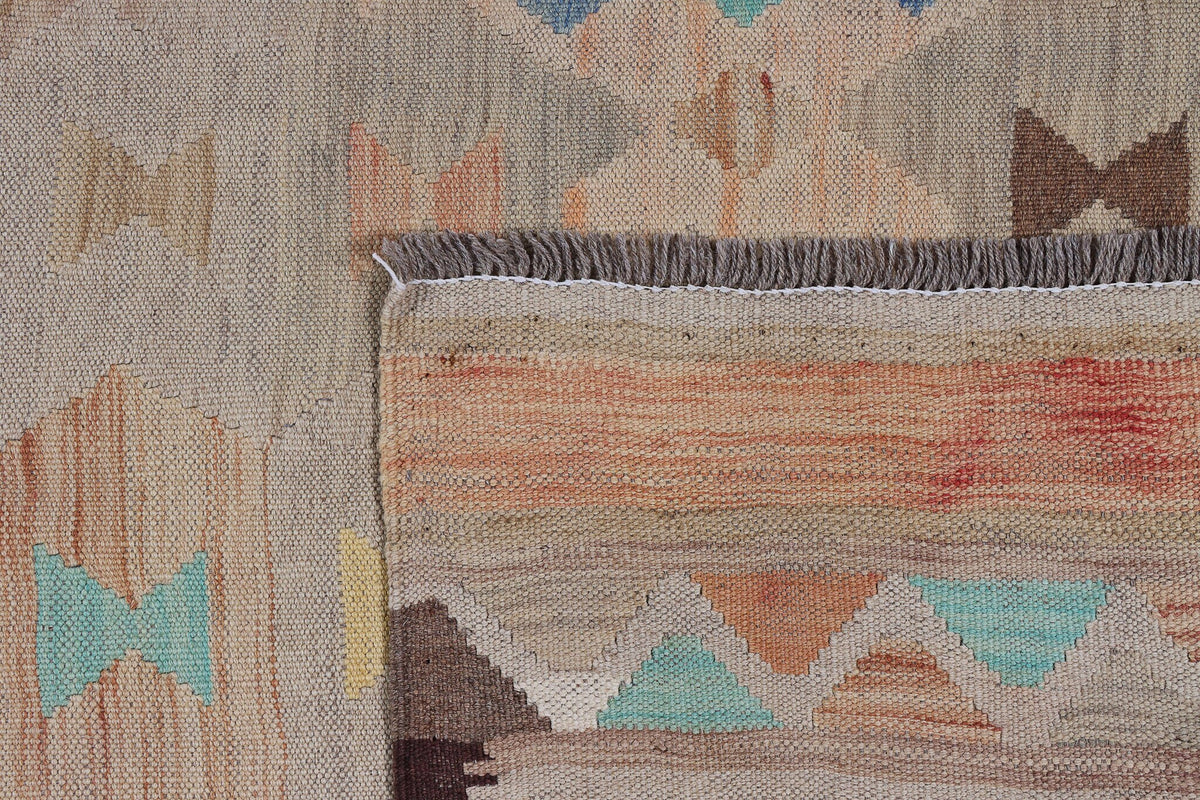 Beige Small Motif Kilim Rug, 197 × 146 cm — view 4