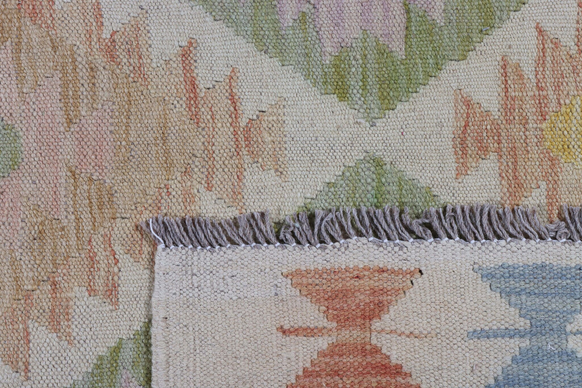 Light Large Pastel Diamond Kilim Rug, 208 × 147 cm — view 5