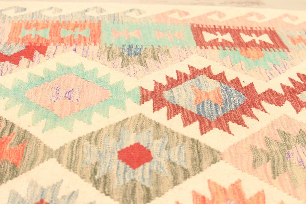 Light Kilim Rug with Pink and Green Diamonds, 298 × 192 cm — view 4