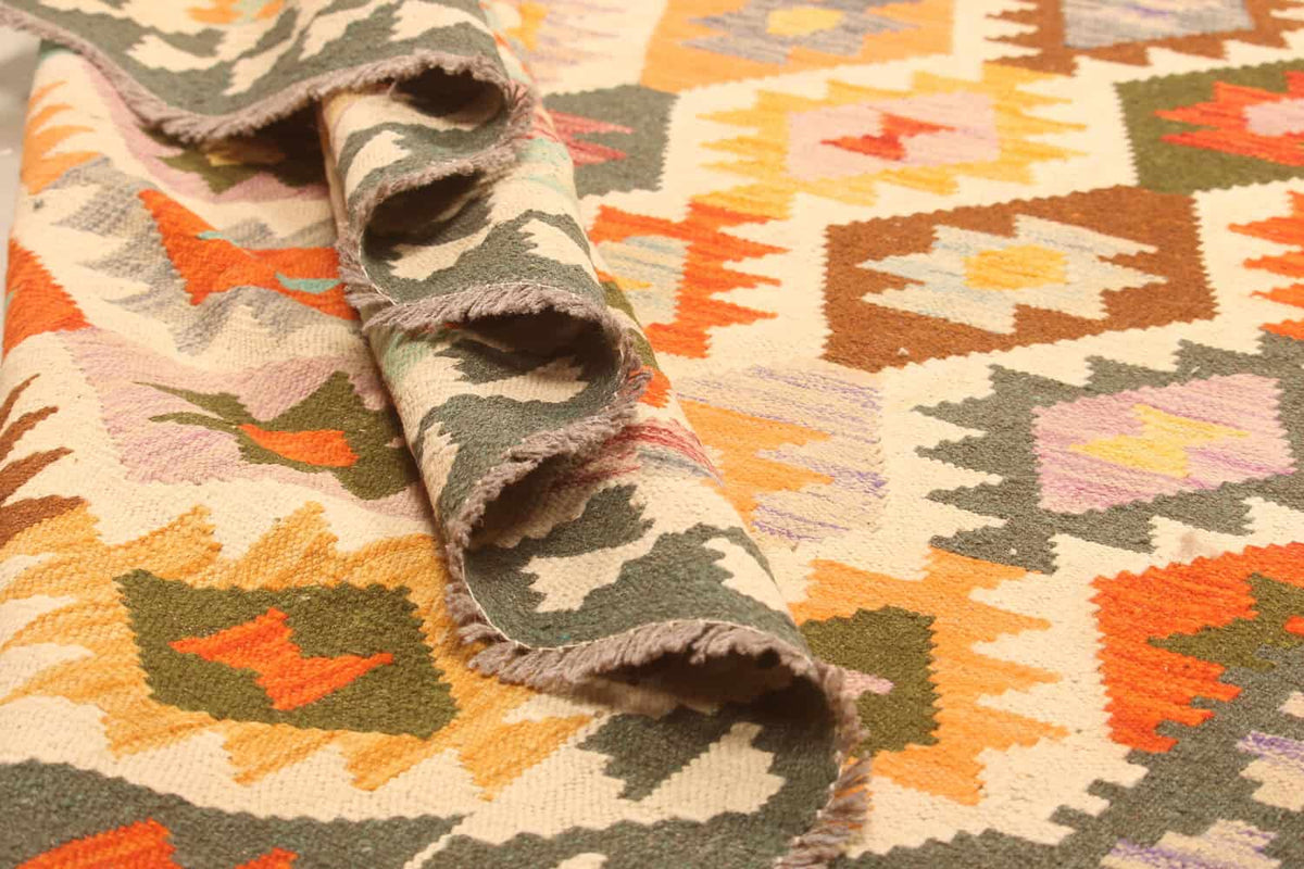 Light Kilim Rug with Jagged Diamonds, 310 × 203 cm — view 5