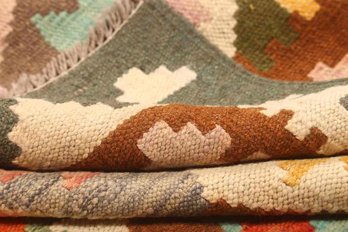 Light Kilim Rug with Jagged Diamonds, 310 × 203 cm — view 8