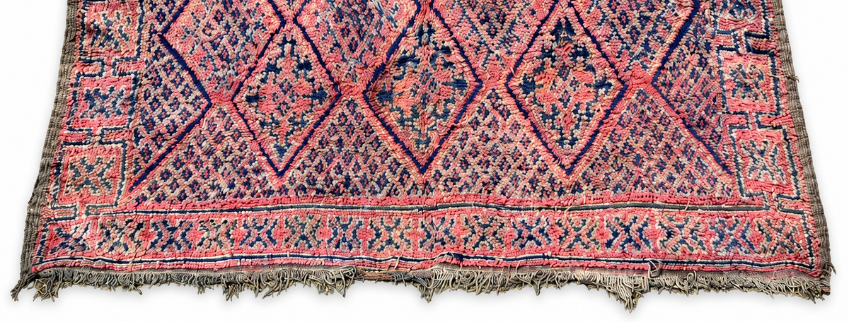Edge detail of Pink and Gray Vintage Moroccan Rug with Dark Diamonds, 274 × 216 cm.