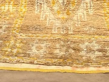 Detail of Cream Vintage Moroccan Rug with Yellow Motifs, 290 × 165 cm.