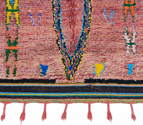 Fringe and edge detail of Dusty Pink Vintage Moroccan Rug with Long Center Diamond, 270 × 160 cm.