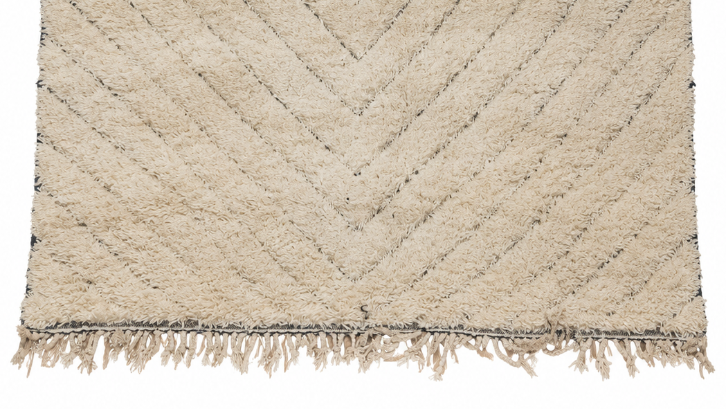 Fringe and edge detail of Cream Vintage Beni Ourain Rug with Fine Diagonal Diamonds, 290 × 224 cm.
