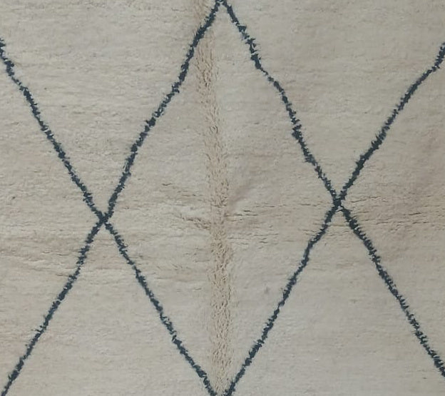 Pattern detail from the original photograph of Cream Vintage Beni Ourain Rug with Large Dark Diamonds, 260 × 160 cm.