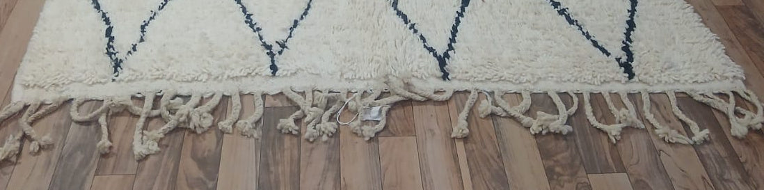 Fringe and edge detail of Cream Vintage Beni Ourain Rug with Slender Dark Diamonds, 253 × 160 cm.