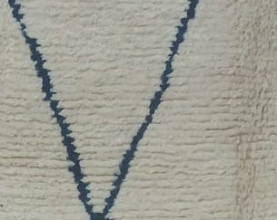 Pile texture detail of Cream Vintage Beni Ourain Rug with Open Dark Diamonds, 258 × 160 cm.